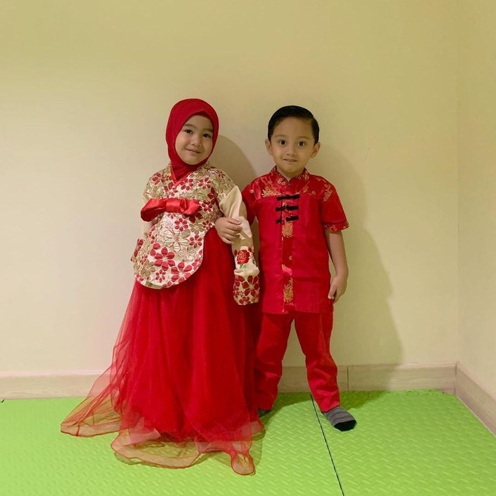 <p>Raja dan Ratu memang selalu kompak soal pakaian, contohnya saat Imlek. Sehat dan akur selalu ya, si kembar kesayangan Tante 'Incess'. (Foto: Instagram @syh55)</p>