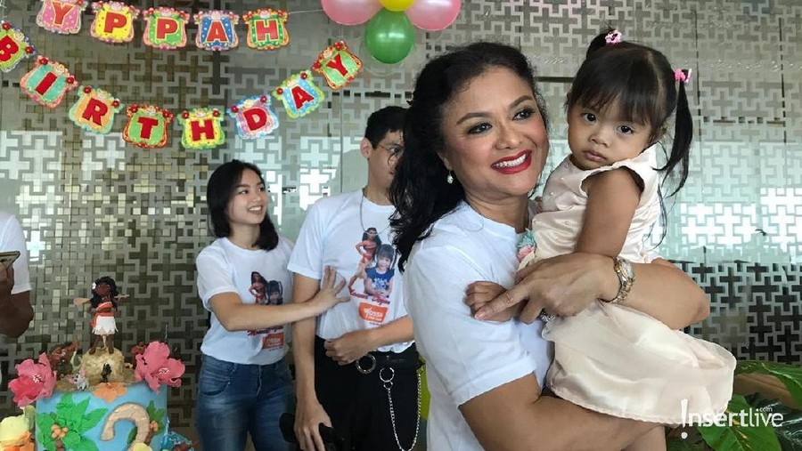 Aktor lawas Willy Dozan menggelar acara ulang tahun untuk anak bungsunya, Moana Ramhan Dozan. Acara tersebut turut hadir mantan istri Willy, Betharia Sonata.