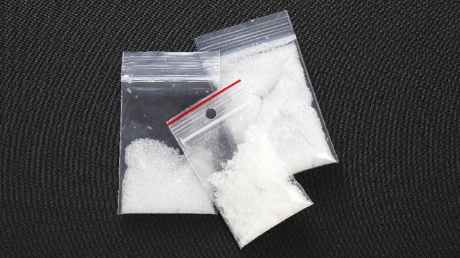 Polrestabes Medan menangkap dua pemuda yang diduga aktif menjalankan bisnis narkoba jenis heroin. Mereka dijerat pasal dengan ancaman hukuman mati.