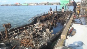 VIDEO: Polisi Periksa Kapal Terbakar di Muara Baru