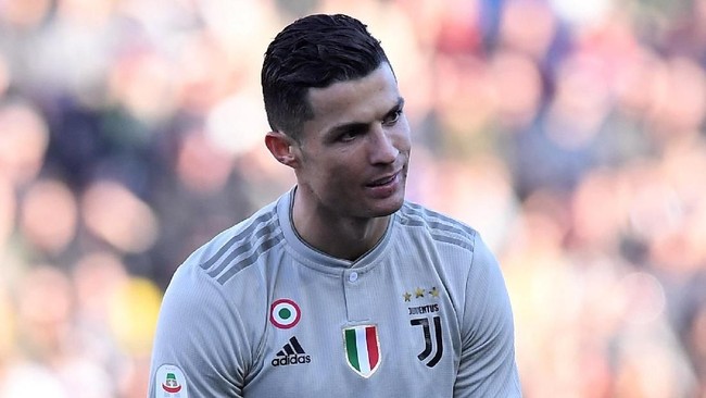 Suporter Barcelona sempat mengejek Real Madrid dengan menyinggung kepergian Cristiano Ronaldo dari klub tersebut musim ini.