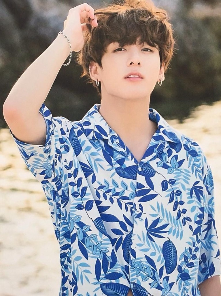 Adu Gaya Maknae BTS dan EXO, Siapa yang Paling Kece? Gaya maknae atau member termuda BTS dan EXO, Jungkook dan Sehun, selalu sukses membuat penggemar mereka meleleh. Namun, siapa yang paling keren?