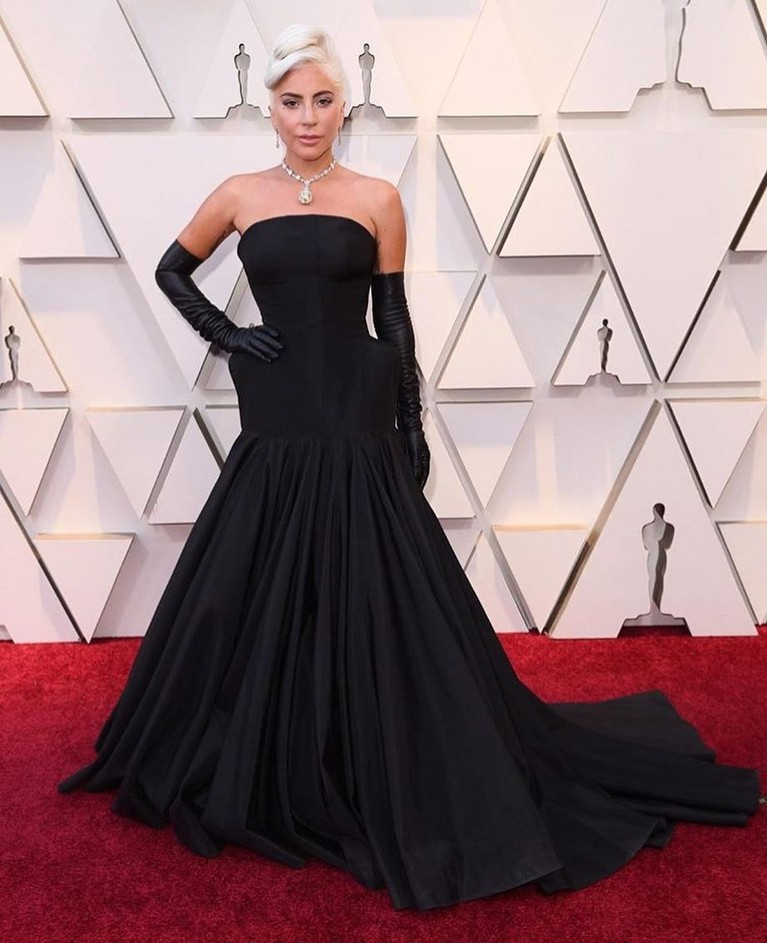 6 Gaun Terbaik Oscar 2019, Mana Favoritmu? Karpet merah Oscar 2019 jadi ajang bergengsi para selebriti bergaya. Seperti dikutip dari Harper Bazaar, berikut enam gaun terbaik Oscar 2019.