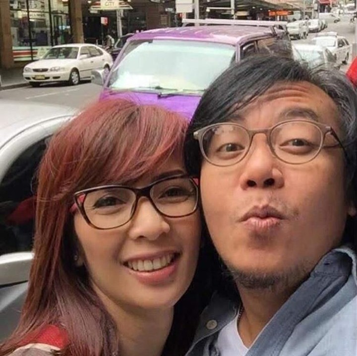 <p>Tuh, kan, Bun, Ari pose melet lagi. Enggak apa-apa deh, yang penting tetap mesra dengan istri, he-he-he. (Foto: Instagram/ @vitta_dessy)  </p>