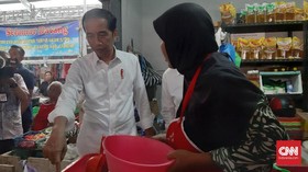 Jokowi Janji Turunkan Harga Beras dalam Dua Minggu