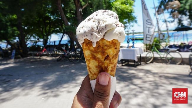 Tak lengkap rasanya jika belum menyantap es krim di tengah siang yang terik. Es krim seolah bersifat adiktif yang tak bisa dilewatkan.