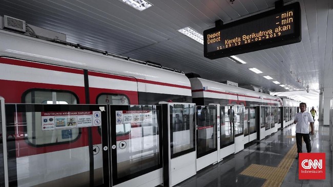 Sejumlah anggota Komisi C DPRD DKI menilai Pemprov DKI tidak logis menetapkan target 14 ribu penumpang per hari untuk LRT.