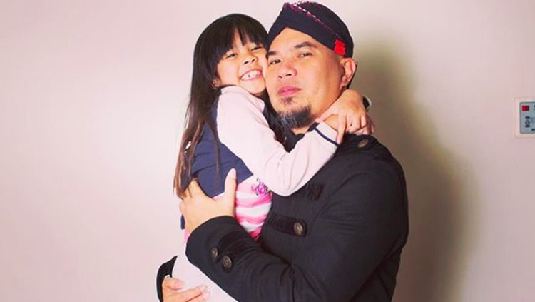 Saat meniup lilin, sang ayah menangis dan minta maaf pada putri kecilnya yang berulang tahun ke-8.