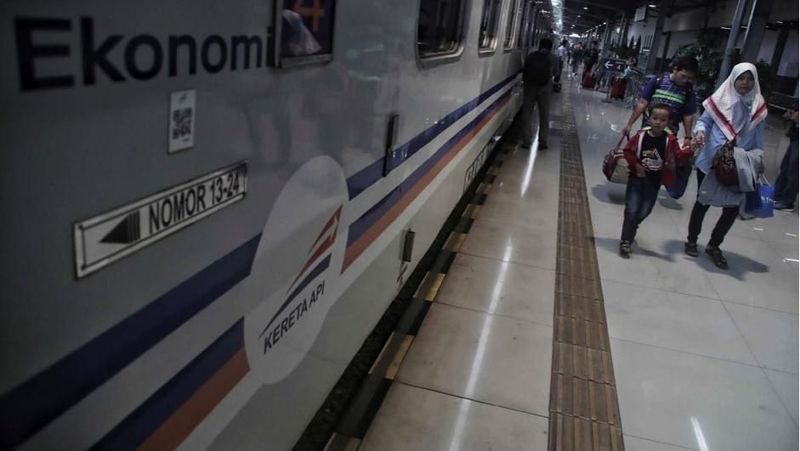Kereta api kini menjadi salah satu moda transportasi andalan masyarakat untuk mudik saat Lebaran