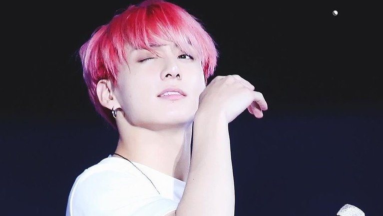 Masuk ke dalam main vokal, Jungkook memiliki kemampuan vokal yang sudah tak lagi diragukan. Bahkan ia dikenal punya suara yang khas.