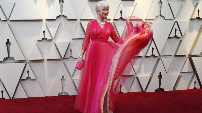 'Cucuran' Keringat di Balik Kilau Fesyen Selebriti Saat Oscar Di balik penampilan para bintang di karpet merah, para desainer dan juga stylist harus kerja rodi di musim penghargaan untuk membuat selebriti tampil sempurna.