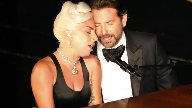 Penampilan Lady Gaga dan Bradley Cooper di Oscar 2019 lalu menuai gosip keduanya berpacaran. Gaga pun menanggapi gosip miring itu.