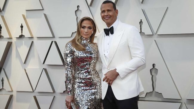 JLo membagikan foto detik-detik Alex Rodriguez berlutut, melamar, dan menyematkan cincin pertunangan ke jari manis kirinya, sampai mereka berciuman mesra.