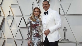 Momen Romantis Alex Rodriguez Melamar JLo di Tepi Pantai