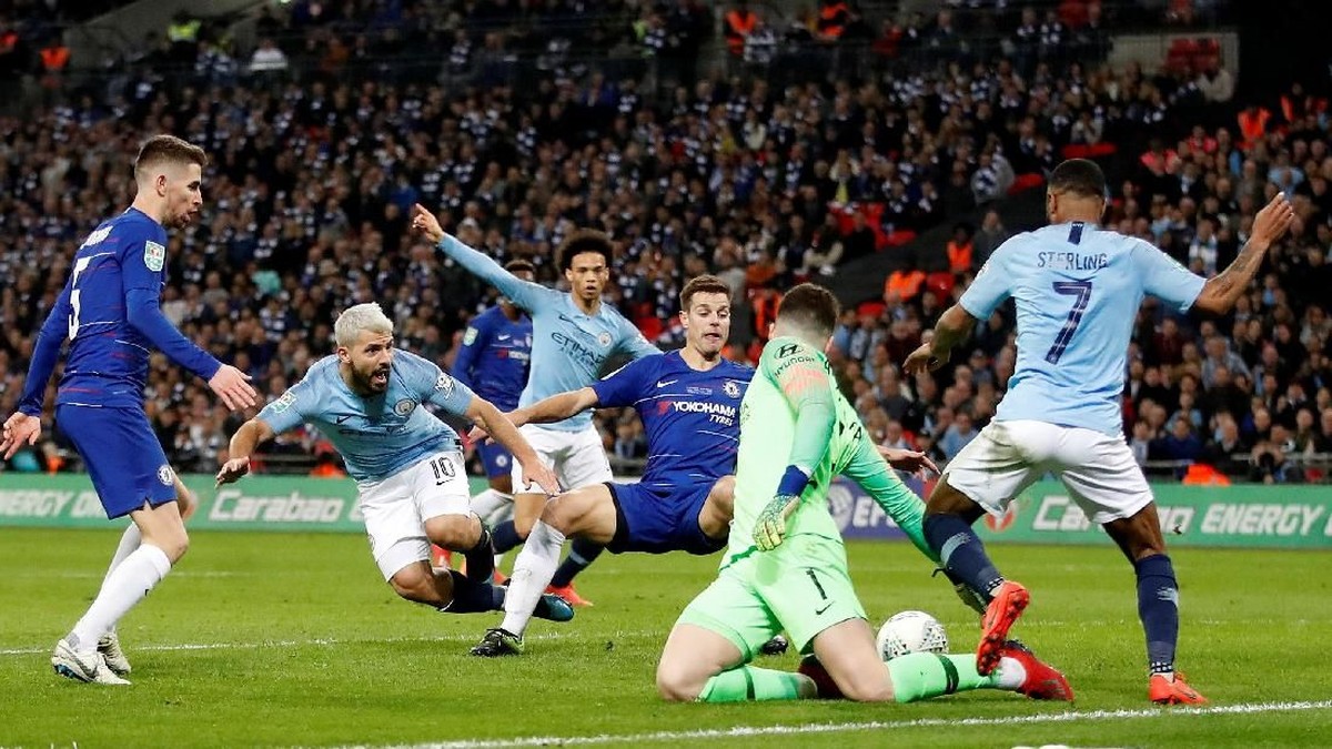 FOTO: Kepa Arrizabalaga Tak Mau Ditarik Keluar Lapangan
