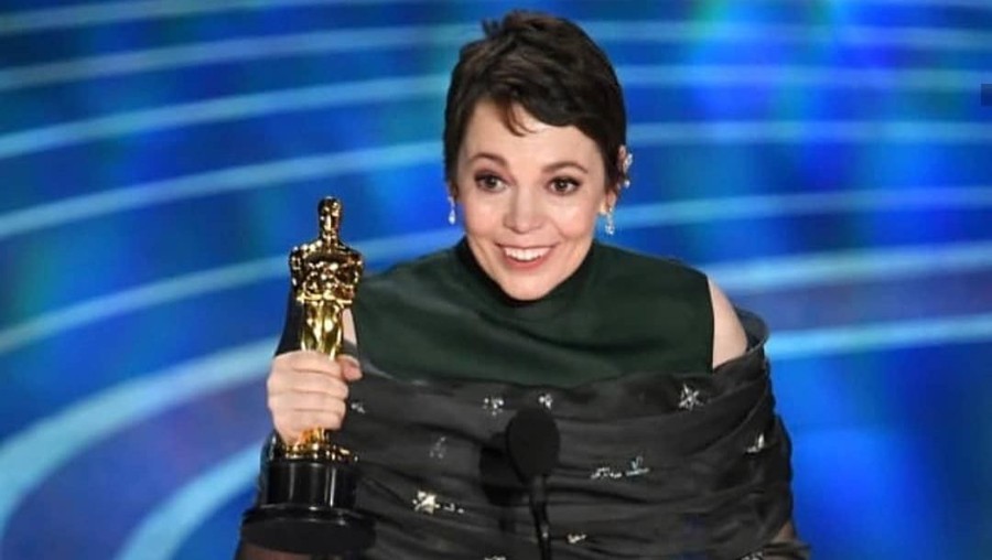 Olivia Colman seakan tak menyangka jika ia berhasil meraih piala Oscars 2019 dalam kategori Best Actress. Ia pun tampil dengan gugup saat memberikan pidatonya.