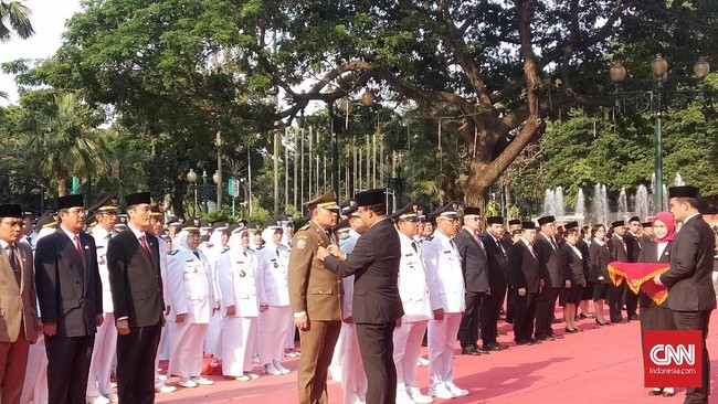 Wakil Ketua Komisi A DPRD DKI mengaku menerima pengaduan perihal demosi yang dilakukan Gubernur DKI Anies Baswedan terhadap sejumlah pejabat.