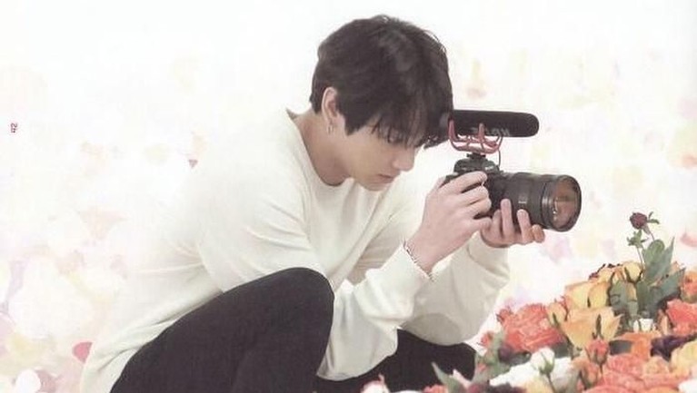 Pria 21 tahun ini juga disebut jago dalam hal fotografi, merekam video hingga editing. Wah gimana ARMY nggak terpesona sama Jungkook nih.