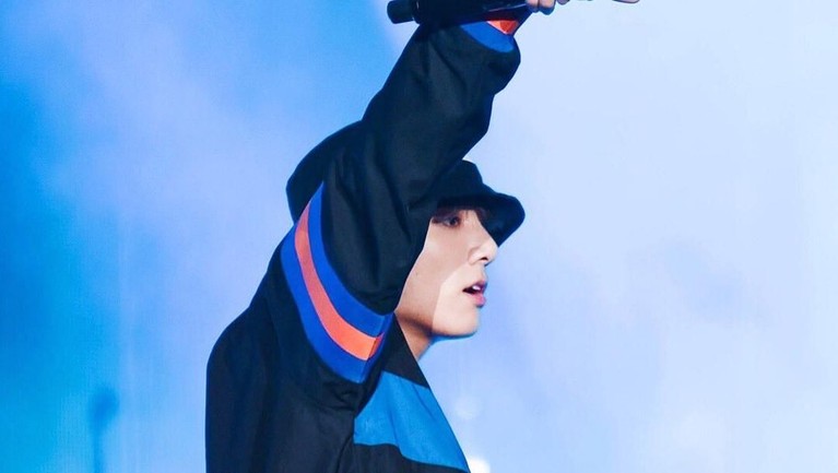 Bukan hanya menyanyi, pria kelahiran Busan ini juga jago banget ngerap. Di beberapa lagu debut, Jungkook juga pernah mendapat bagian sebagai rapper.