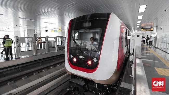 Suasana kereta ringan atau Light Rail Transit (LRT) di Stasiun LRT Velodrome, Jakarta, Senin, 25 Februari 2019. Kereta LRT dengan rute Kelapa Gading-Velodrome segera beroperasi pada Maret 2019. Sebab, pembangunan LRT Jakarta per 21 Februari secara keseluruhan sudah mencapai 99,4%. CNNIndonesia/Safir Makki