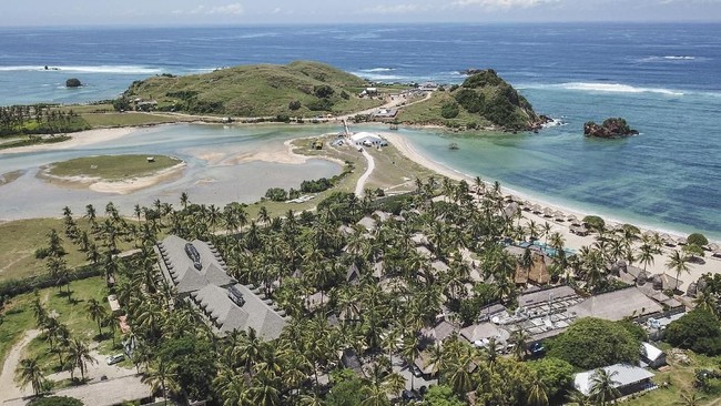 Foto areal pantai bukit Seger Kawasan Ekonomi Khusus (KEK) Mandalika di Desa Kuta, Kecamatan Pujut, Praya, Lombok Tengah, NTB, Minggu (24/2/2019). Di kawasan pariwisata yang dikelola Indonesia Tourism Development Corporation (ITDC) itu akan dibangun sirkuit berkelas MotoGP dengan konsep ÒStreet CircuitÓ yang memiliki trek sepanjang 4,32 km dengan 18 tikungan dimana badan jalan akan mulai dibangun Oktober 2019 dan ditargetkan selesai pada akhir 2020.ANTARA FOTO/Ahmad Subaidi/ama.