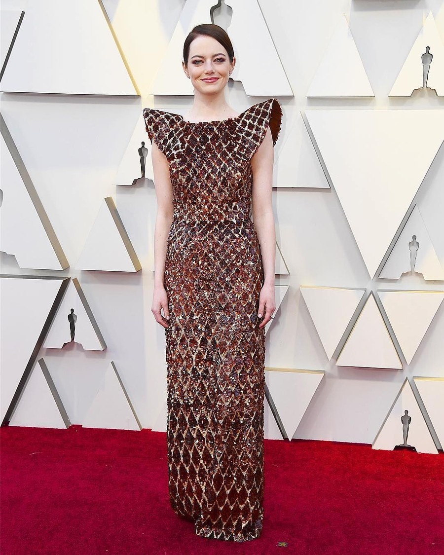 5 Fakta Gaun Emma Stone Di Karpet Merah 'Oscars 2019' Gaun yang dikenakan Emma Stone di karpet merah Oscars 2019 menyita banyak perhatian masyarakat.