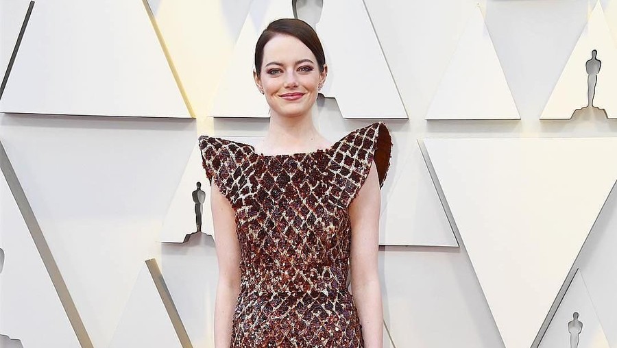 Gaun yang dikenakan Emma Stone di karpet merah Oscars 2019 menyita banyak perhatian masyarakat&period;