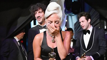 img-title Lady Gaga Hamil Anak Bradley Cooper?