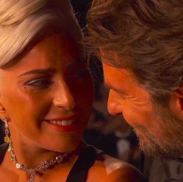 Lady Gaga-Bradley Cooper Berduet Mesra, Beneran Jatuh Cinta?