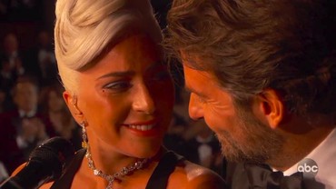 img-title Lady Gaga-Bradley Cooper Berduet Mesra, Beneran Jatuh Cinta?