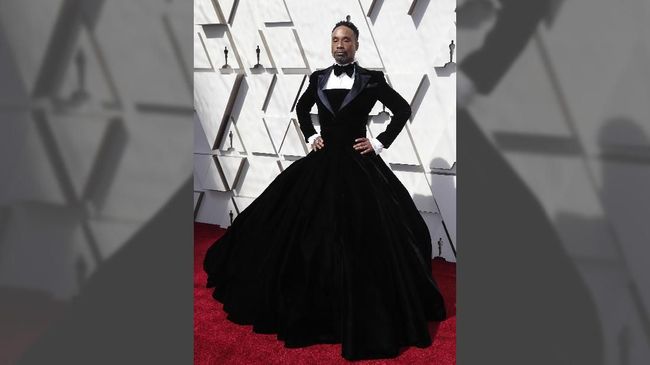 Bukan Billy Porter namanya jika tampil tanpa menabrak 'norma' berbusana. Kali ini, Porter tampil dengan menggunakan rok.