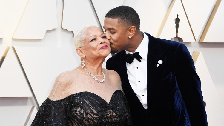 Micheal B. Jordan punya cara sendiri mengungkapkan rasa cinta ke bundanya yang hadir di Piala Oscar 2019: memberi pujian. So sweet!