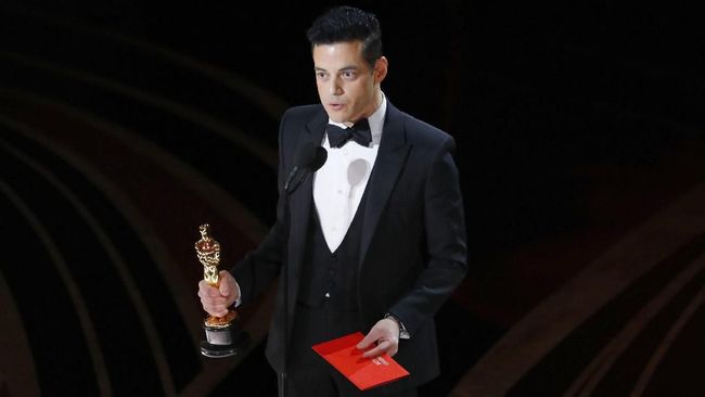 Dua bulan belakangan Rami Malek ke berbagai ajang penghargaan--dan membawa pulang piala, berkat aktingnya sebagai Freddie Mercury dalam 'Bohemian Rhapsody.'
