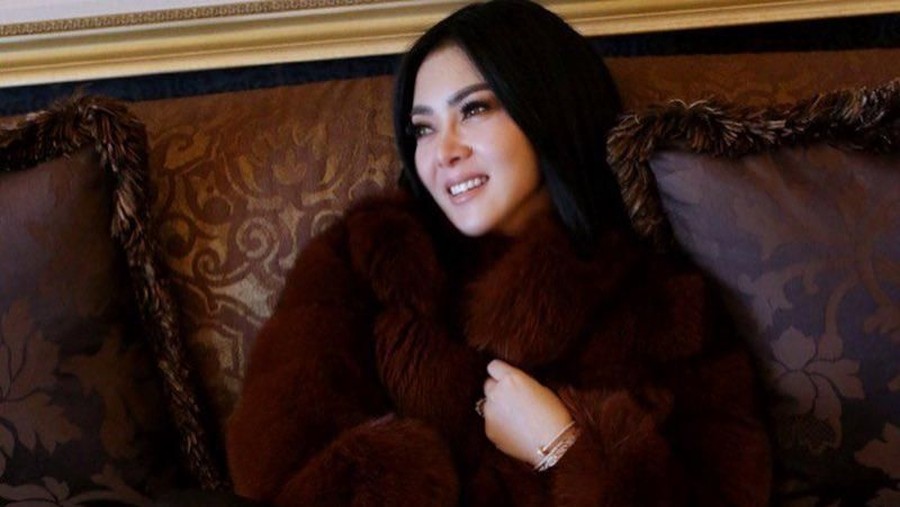 Syahrini Unggah Foto Kaki Bengkak, Netizen: Fix Incess Hamil Unggahan foto kaki bengkak Syahrini di Insta Story seakan membenarkan kabar jika dirinya tengah hamil anak Reino Barack.