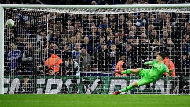 FOTO: Kepa Arrizabalaga Tak Mau Ditarik Keluar Lapangan