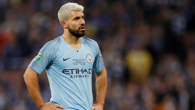 Manchester City kini sedang dihantui 'Kutukan Drake' setelah striker Sergio Aguero kedapatan berpose bersama penyanyi rap ternama, Drake.