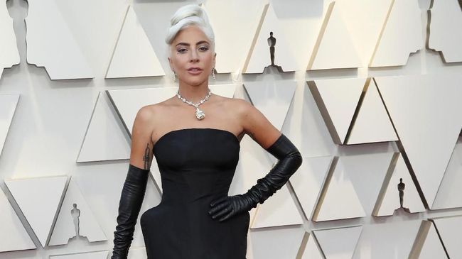 Lady Gaga menggandeng kekasih barunya, Dan Horton untuk menonton konser The Cure di Pasadena Daydream Music Festival, akhir pekan lalu.