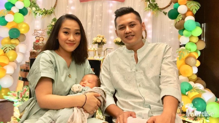 Felly Young dan sang suami, Mario tengah berbahagia menyambut anak pertama mereka, Omarion Dexter Tobing.