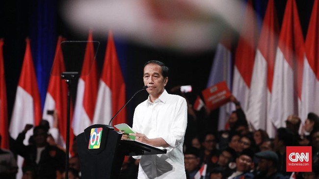Setibanya di arena kampanye di Sirkuit Sentul, Kabupaten Bogor, capres nomor urut 01 tak langsung duduk melainkan menyalami para pendukung yang menantinya.