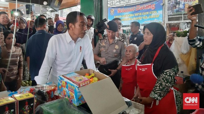 Presiden Jokowi pada Senin (25/2) meninjau harga dan membeli beras di Pasar Palem Gading Limbangan, Cilacap. Saat membeli beras, ia menolak kembalian Rp65 ribu.