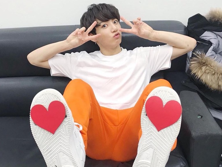Di usia yang masih muda, Jungkook adalah sosok laki-laki yang pantang menyerah. Bahkan leader BTS, RM, juga mengakui Jungkook adalah tipikal orang yang tidak mau memperlihatkan sisi lemahnya.