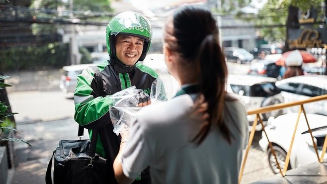Meski kembali diberlakukan PSBB, GrabFood masih setia melayani pesan makanan dengan tetap menjaga kualitas dan higienitas makanan.