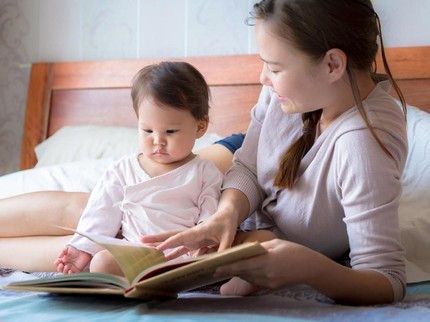 Benarkah Bayi Sering Dibacakan Buku Jadi Lebih Gampang Belajar Membaca? Ini Penjelasan Dokter