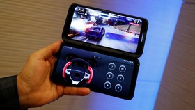 Bara Panas Persaingan Ponsel Layar Lipat