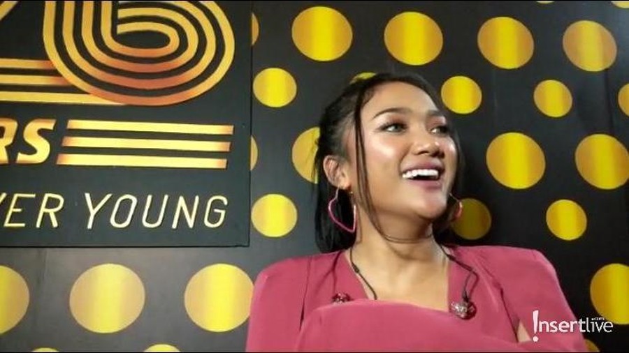 Marion Jola memberi klarifikasi terkait kelakar Julian beberapa waktu lalu soal belis (mahar) untuk menikahi gadis Sumba.
