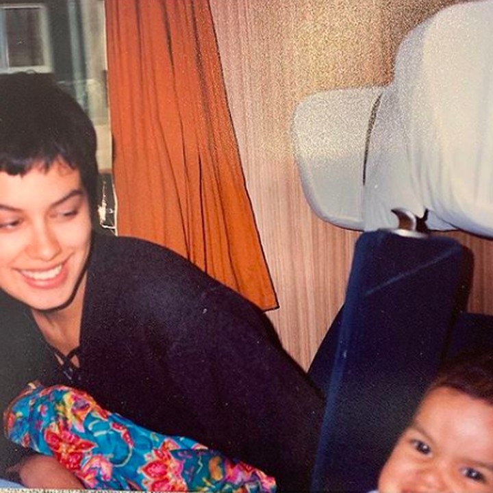 <p>Belum lama ini, Sophia mengunggah foto bersama Eva yang diambil 25 tahun lalu. Seingat Sophia, foto tersebut diambil di sebuah tempat, entah di Jerman atau Belanda. Kala itu rambut Sophia dipotong sangat pendek lho. Bahkan dia menyebutnya sebagai gaya Justin Bieber. Hi-hi-hi. (Foto: Instagram @sophia_latjuba88)</p>