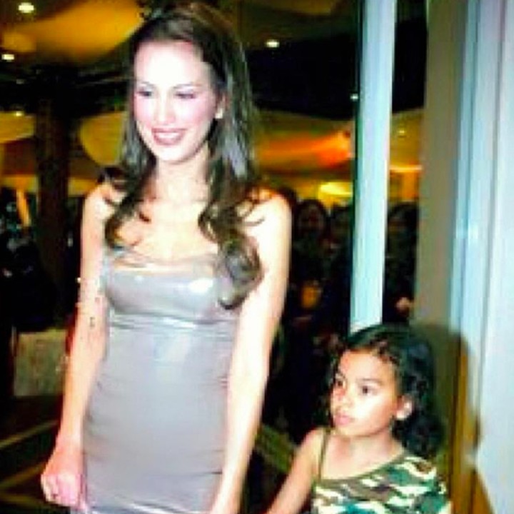 <p>Eva kecil selalu menempel ke manapun Mama Sophia pergi, termasuk saat sang mama bekerja. Foto ini jadi salah satu bukti kedekatan mereka sejak dulu. (Foto: Instagram @sophia_latjuba88)</p>