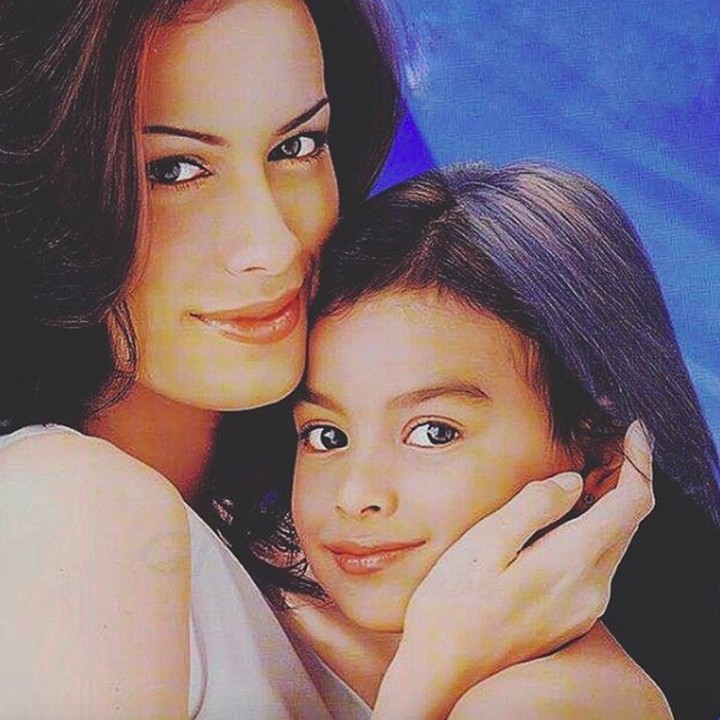 <p>Kalau foto ini diambil tiga tahun kemudian, Bun. Saat itu, Eva sudah agak besar dan berambut panjang. Sedangkan Mama Sophia wajahnya seakan enggak pernah berubah ya. Tetap awet muda. (Foto: Instagram @sophia_latjuba88)</p>