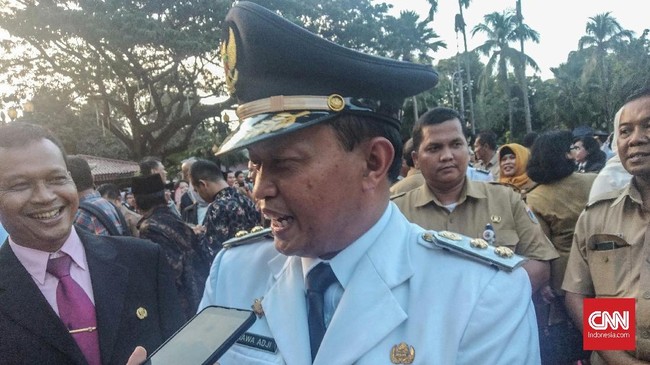 Isnawa sedang bersih-bersih mangrove saat menerima telepon dan diminta menghadap Gubernur Anies. Dia tak menyangka dirinya dilantik jadi Wakil Wali Kota Jaksel.