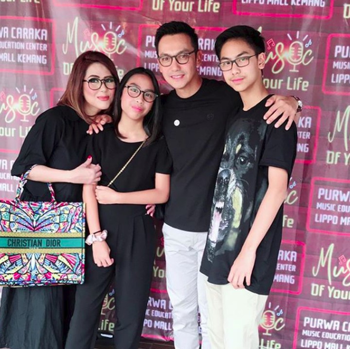 <p>Menonton anak bungsunya, Khayra konser. Khayra ternyata memiliki bakat di bidang tarik suara, lho. (Foto: Instagram @gunawan_sudrajat_real)</p>